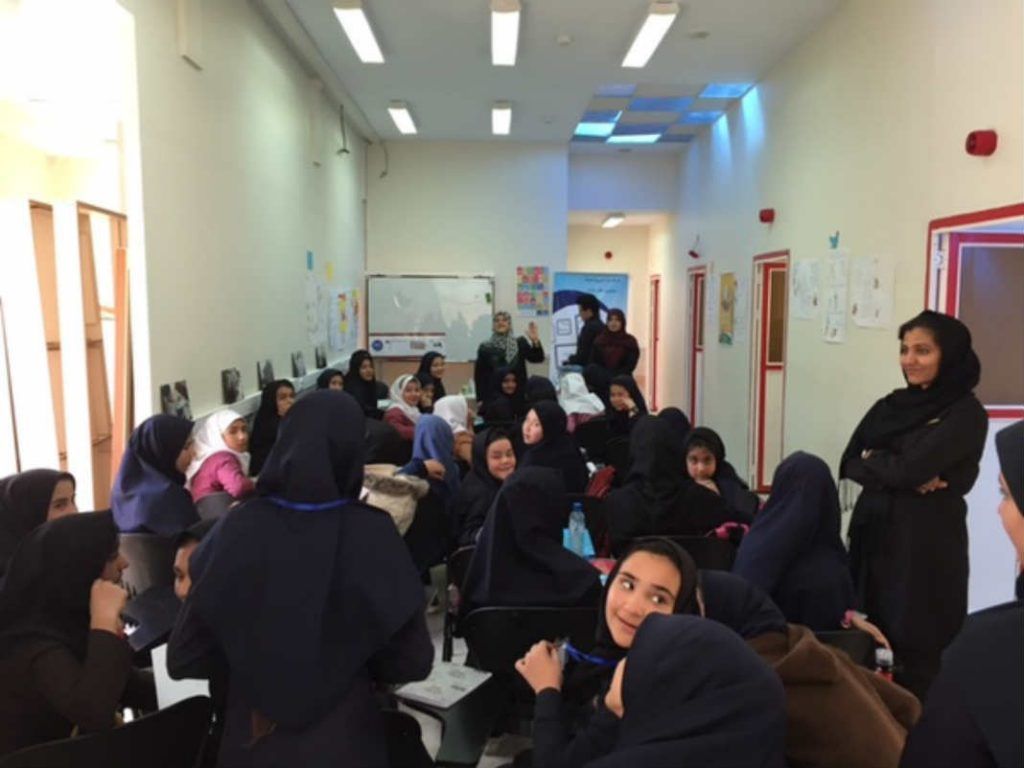 از جمله کلاس‌هایی که برای افغان‌های ساکن ایران برگزار می‌شود سوادآموزی، آموزش مهارت‌های اولیه زندگی و آموزش مسائل بهداشتی و جنسی است