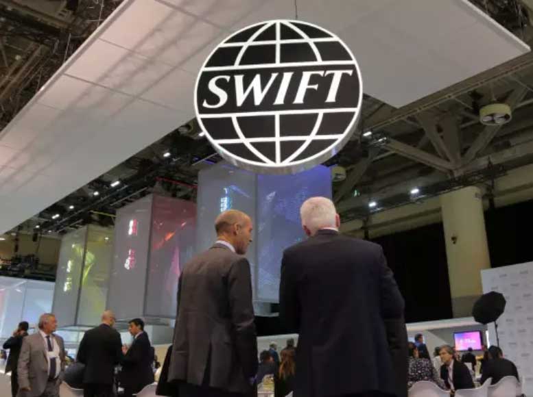 به وسیله SWIFT بانک‎ها در سراسر جهان اگر به این شبکه متصل باشند می‎توانند معاملات ارزی مطمئن انجام دهند