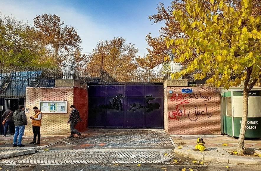 شعارنویسی بسیجی‌ها روی دیوار سفارت بریتانیا در تهران در اوج خیزش ضدحکومتی در ایران