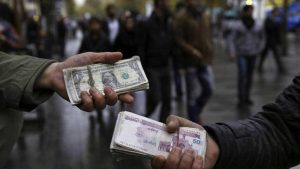 ادامه افزایش نرخ ارز و قیمت کالاها در ایران؛ معاون وزارت اقتصاد «مردم معترض» را مقصر دانست!