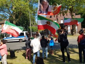 تجمع اعتراضی ایرانیان مقابل سفارت عمان در برلین؛ «میانجیگری برای سرکوبگران پشت کردن به مردم ایران است»