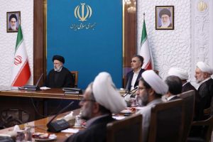 حضور افراد غیرمتخصص و بی‌ربط در مهم‌ترین بخش‌های تصمیم‌گیری اقتصاد ایران