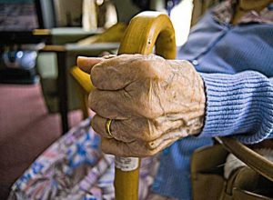 پدیده «بزرگسالان سرراهی» و «وِل کردن سالمندان» توسط خانواده؛ چهره‌ تکاندهنده‌‌ای از فقر در ایران