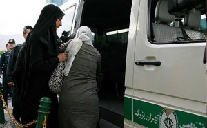 یک هفته نبرد مأموران حکومت با زنان ایران؛ هراس از اعتراضات خیابانی در واکنش به سرکوب زنان