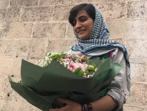 الهه محمدی روزنامه‌نگار جایزه آزادی مطبوعاتی «خوزه کوزو» را به یک خبرنگار اسپانیایی و خبرنگاران فلسطینی تقدیم کرد