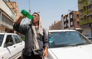 آسوشیتدپرس: فروپاشی شبکه برق ایران در گرمای بالای ۵۰ درجه سانتی‌گراد و تعطیلی گسترده ادارات و بانک‌ها