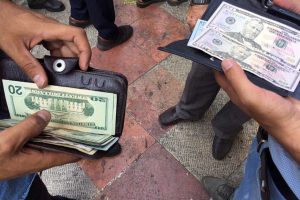 افزایش بیسابقه قیمتها در بازار ارز و طلا همزمان با اجرای طرح بنزین سه نرخی