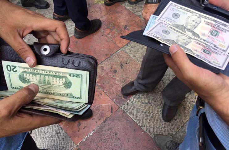 افزایش بیسابقه قیمتها در بازار ارز و طلا همزمان با اجرای طرح بنزین سه نرخی