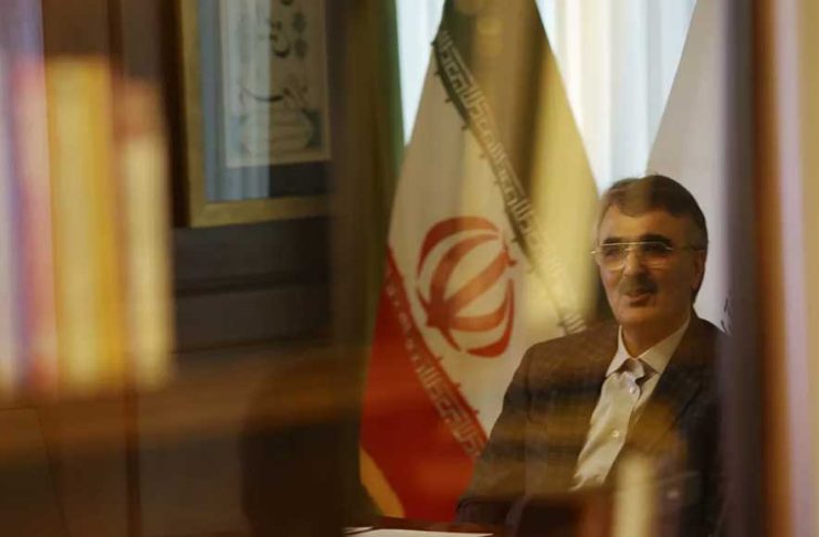 افزایش انتقادها از رئیس کل بانک مرکزی همزمان با افزایش قیمت ارز؛ از «مهره پر ابهام امنیتی» تا «مدیر درمانده»!