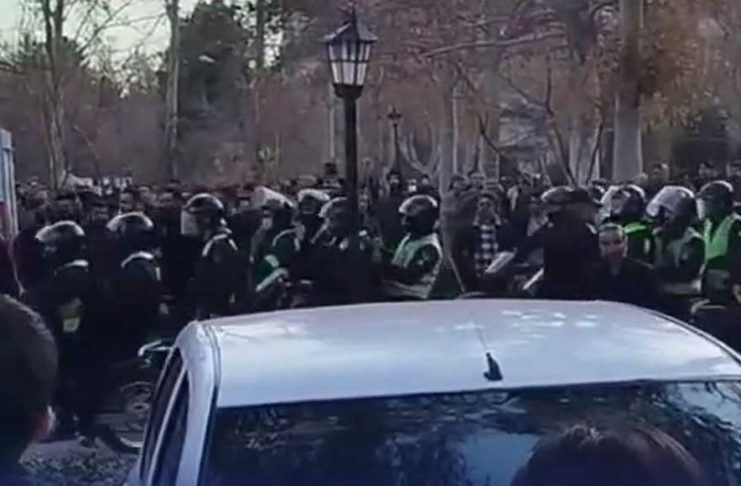 گزارش مراسم یادبودِ به خون کشیده شده خسرو علیکردی؛ بیش از ۱۵ نفر بازداشت شدند