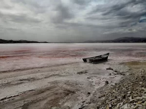 «تالاب مهارلو» به کانون ریزگرد تبدیل شد؛ فاجعه محیط زیستی در یک قدمی شیراز
