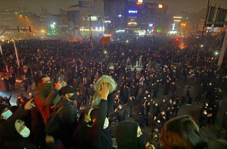 پولیتیکو: ایرانیان تاریخ میسازند؛ اروپا باید اکنون اقدام کند