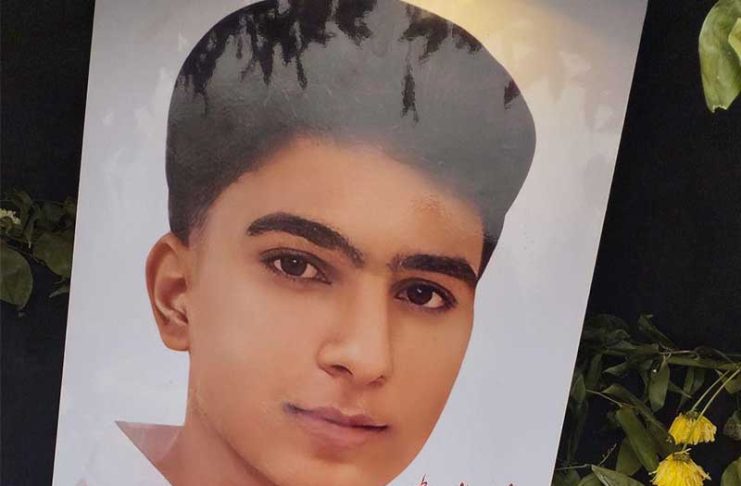 اختصاصی؛ خانواده علیاصغر حسینی جان باخته ۱۸ ساله را تحت فشار قرار دادهاند که فرزندشان را «شهید» معرفی کنند