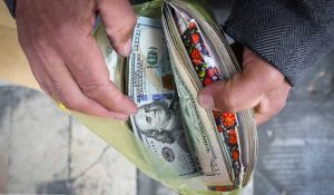 قیمت دلار آماده رسیدن به ۱۹۰ هزار تومان؛ شکست سیاستهای ارزی تیم اقتصادی پزشکیان؟