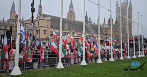 تجمع ایرانیان مقابل پارلمان بریتانیا در پاسخ به فراخوان شاهزاده رضا پهلوی