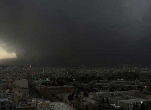 آسمان تهران در دود ناشی از آتش مخازن سوخت؛ هشدار به شهروندان برای رعایت نکات ایمنی و بهداشتی