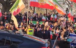 تجمع چهارشنبه‌سوری روبروی سفارت جمهوری اسلامی در لندن