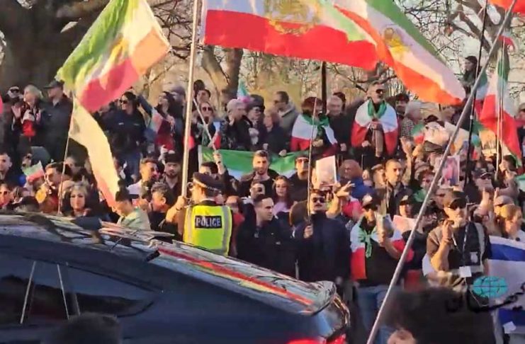 تجمع چهارشنبهسوری روبروی سفارت جمهوری اسلامی در لندن