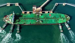 آمریکا مجوز یک ماهه برای فروش نفت تحریمیِ روی آب ایران صادر کرد