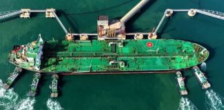 آمریکا مجوز یک ماهه برای فروش نفت تحریمیِ روی آب ایران صادر کرد