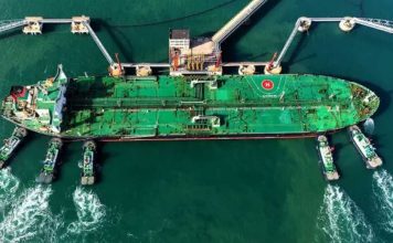 آمریکا مجوز یک ماهه برای فروش نفت تحریمیِ روی آب ایران صادر کرد