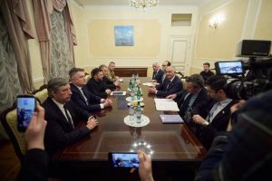 دیدار ولودیمیر زلنسکی و شاهزاده رضا پهلوی در پاریس؛ جمهوری اسلامی تهدید کرد