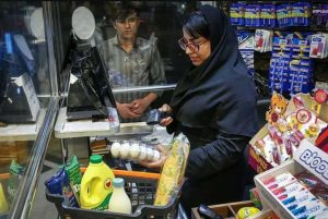 افزایش پرسرعت قیمت‌ کالاها و خدمات در ایران؛ هشدار رسانه‌های حکومتی به دولت درباره پیامدهای امنیتی گرانی