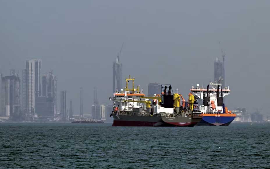 جمهوری اسلامی مجوز عبور کشتی‌های حامل «کالاهای اساسی و بشردوستانه» از تنگه هرمز را صادر کرد