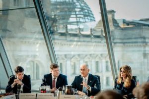 شاهزاده رضا پهلوی در دیدار با سیاستمداران آلمانی از ۴۷ سال مماشات دولت‌های اروپایی با جمهوری اسلامی انتقاد کرد