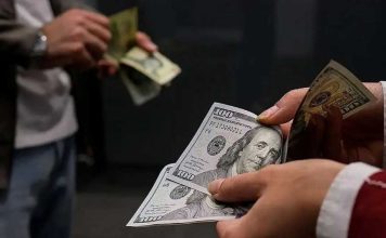 سقوط بیسابقه ارزش پول ملی؛ دلار ۳۳۰ هزار تومانی در راه است!