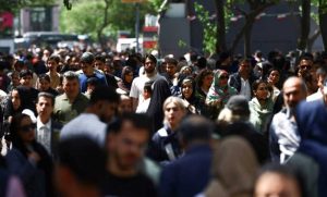 نااطمینانی پایدار در اقتصاد ایران، طبقه متوسط را نابود کرد