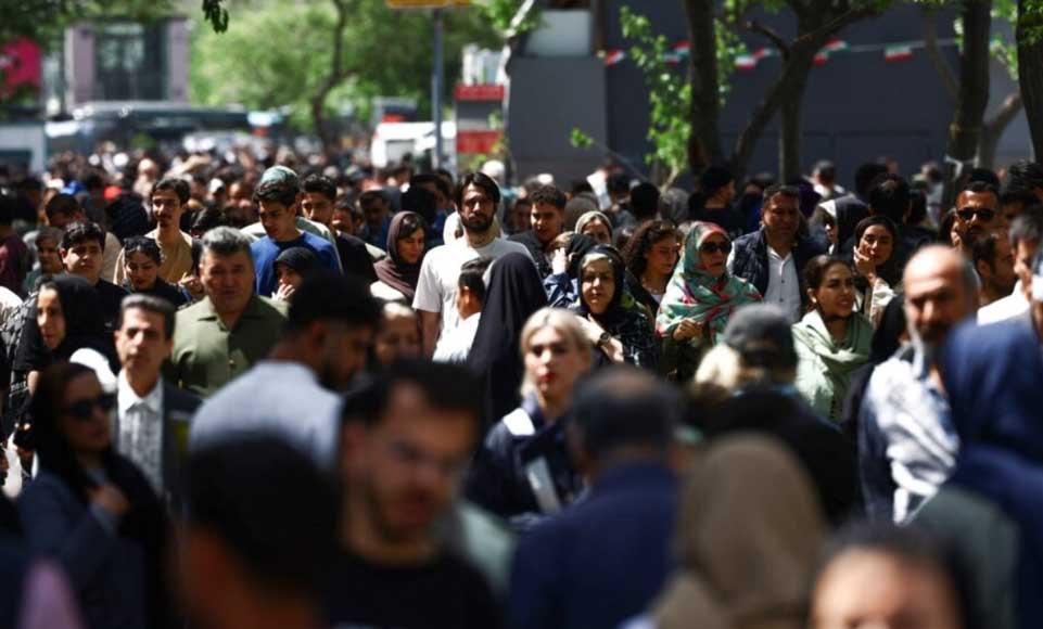 نااطمینانی پایدار در اقتصاد ایران، طبقه متوسط را نابود کرد