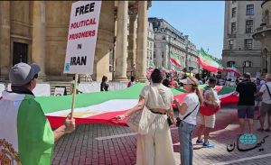 گردهمایی مقابل ساختمان بی‌بی‌سی در لندن و راهپیمایی تا دفتر نخست‌وزیری