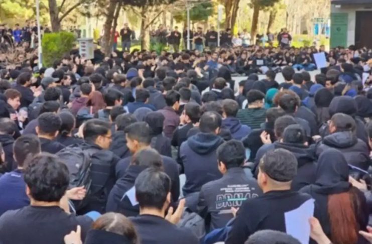 اخراج دو دانشجوی دانشگاه تهران به اتهام برافراشتن پرچم شیروخورشید و آتش زدن پرچم جمهوری اسلامی