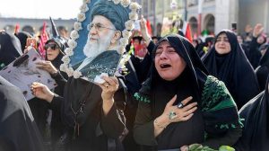 کارکنان ایرانی بیبیسی: معامله بر سر پوشش مراسم خاکسپاری خامنهای «شرمآور و غیرقابل قبول» است