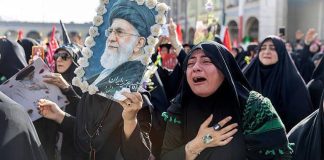 کارکنان ایرانی بیبیسی: معامله بر سر پوشش مراسم خاکسپاری خامنهای «شرمآور و غیرقابل قبول» است
