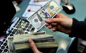 قیمت دلار به ۲۰۸ هزار تومان رسید؛ شکست پروژه بانک مرکزی برای مهار قیمت‌ها