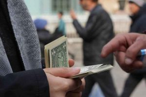 رکورد تاریخی قیمت طلا و ارز در ایران؛ دلار از مرز ۲۰۰ هزار تومان عبور کرد