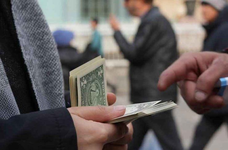 رکورد تاریخی قیمت طلا و ارز در ایران؛ دلار از مرز ۲۰۰ هزار تومان عبور کرد